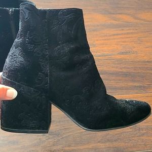 Velvet black boots